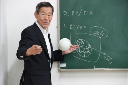 井上隆教授现场展示高分子合金样品碗性能