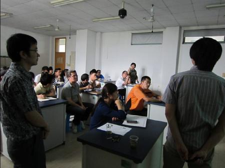 师生积极提出心里疑问，邱羽研究员认真讲解