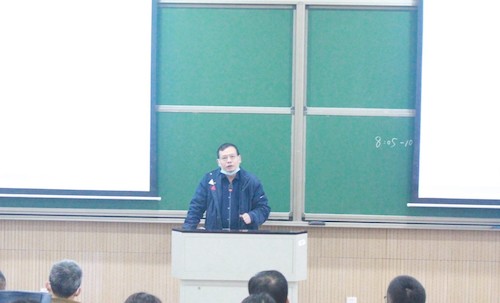 有机硅重点实验室主任、材化学院院长章鹏飞在会上作表态发言