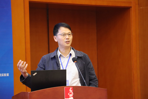 卢华教授作受邀报告